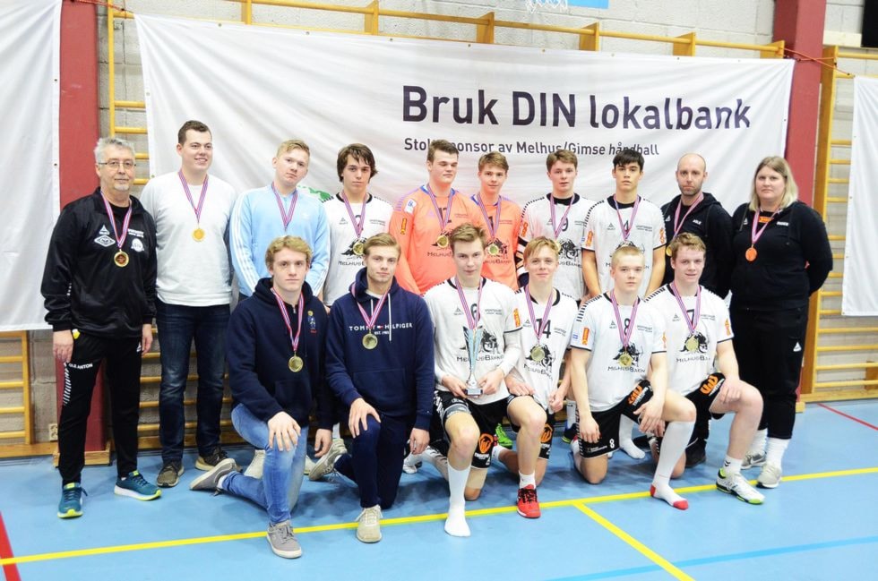 Melhus/Gimse G16 mottok Melhus idrettslags prestasjonspokal